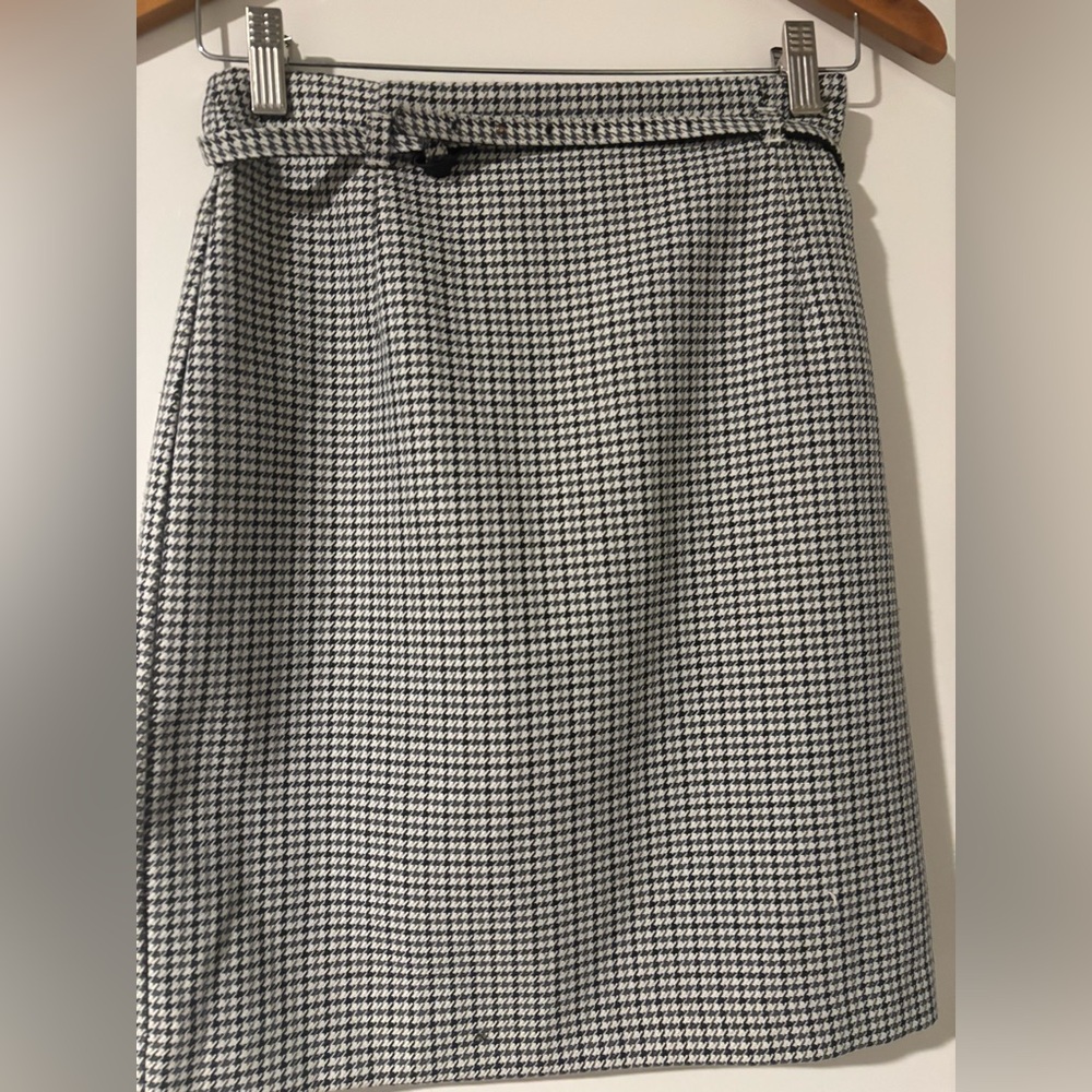 H&M Black timeless chic mini skirt workwear